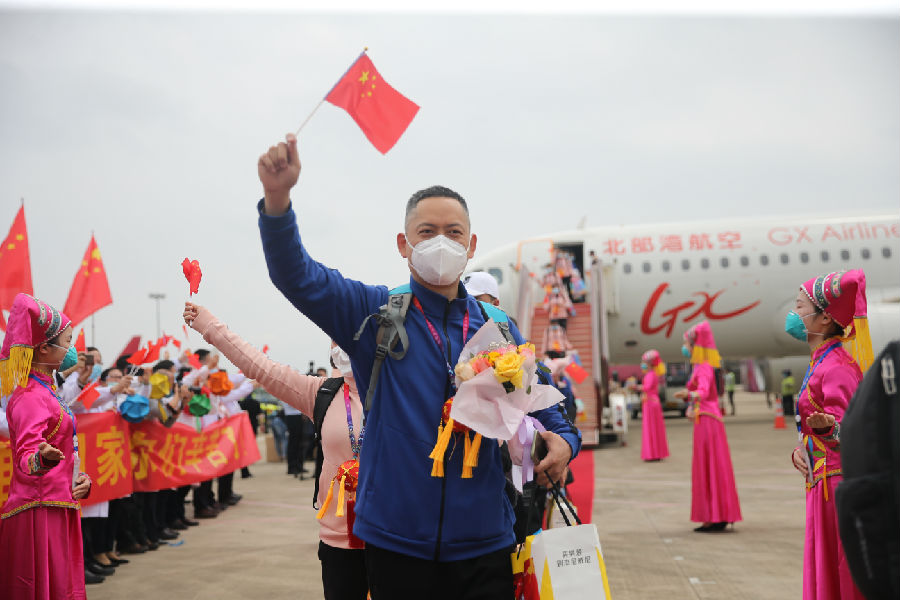【36】杨益宝向高举国旗向大家致意.jpg