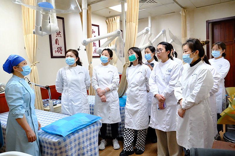 4耳鼻喉头颈外科门诊参观.jpg 4耳鼻喉头颈外科门诊参观.jpg