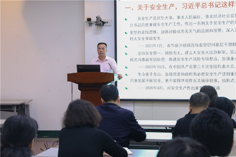 医院副院长黄仲海同志授课