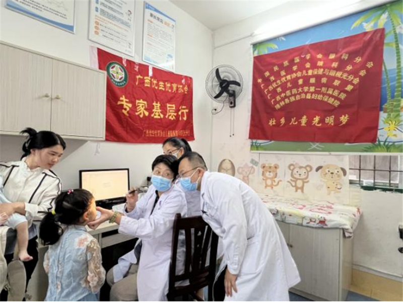 吴西西教授带领基层医生对患儿进行专科检查