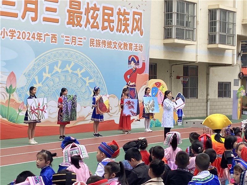 为师生们宣传壮医药文化