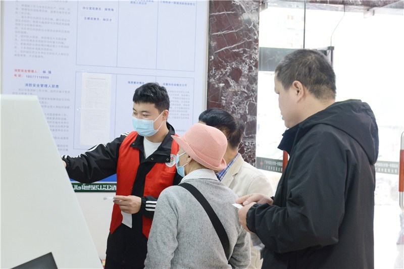 志愿者为患者家属提供服务