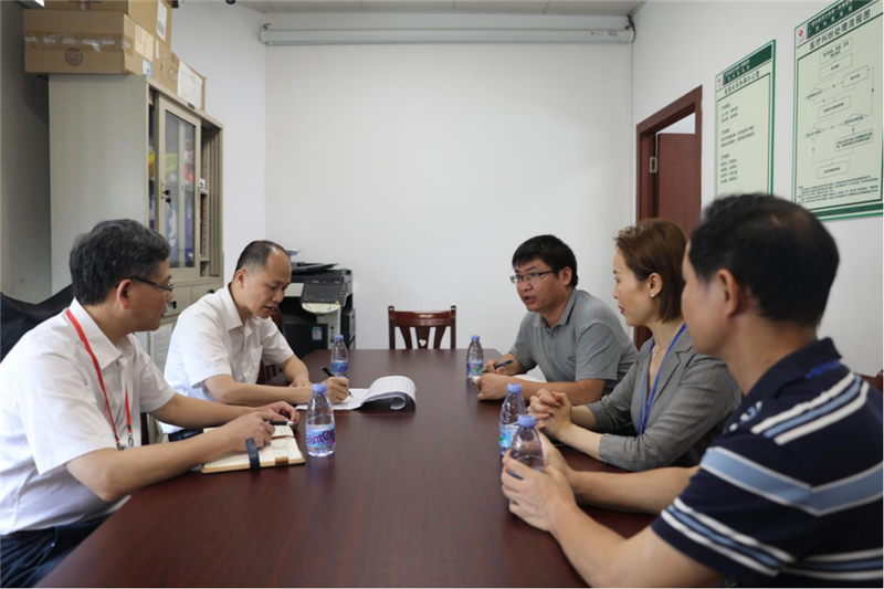 自治区中医药局政策法规与监督处处长朱俊雄到医院法律事务办公室现场核验