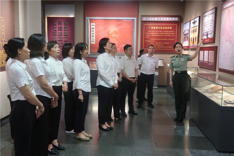 百色起义纪念馆开展主题党日活动_副本