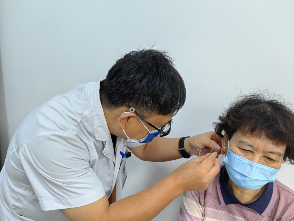 为患者进行耳穴压豆治疗 为患者进行耳穴压豆治疗