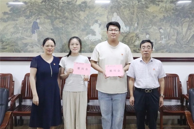 医院副院长毛德文慰问学生党员代表