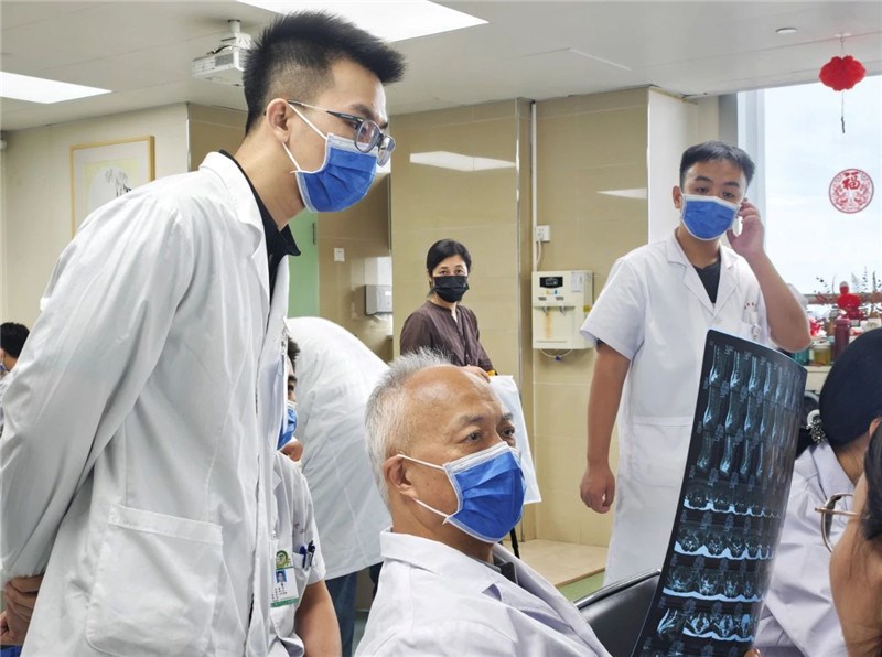 何伟教授为群众义诊