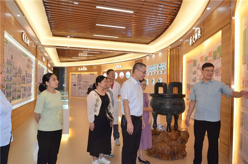 参观院史馆