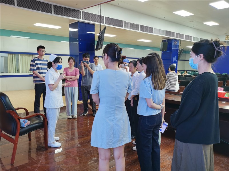 海姆立克急救法演示