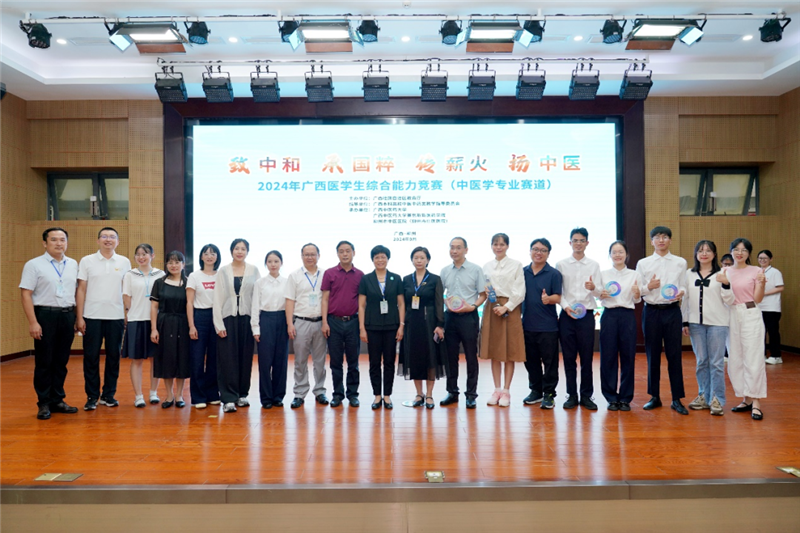 学校领导与我院参赛队师生合影