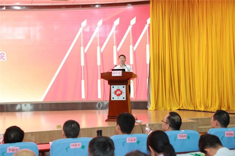 医院党委副书记胡跃强主持大会