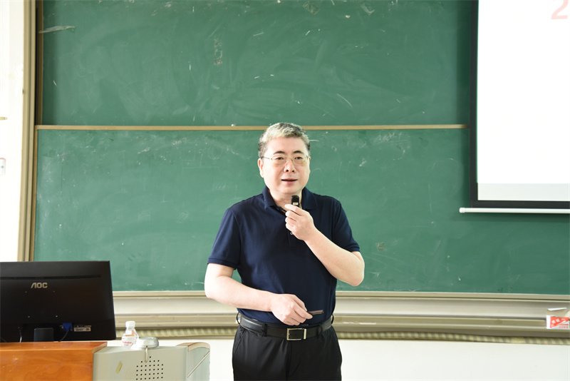 党委书记高宏君教授讲课.jpg 党委书记高宏君教授讲课.jpg
