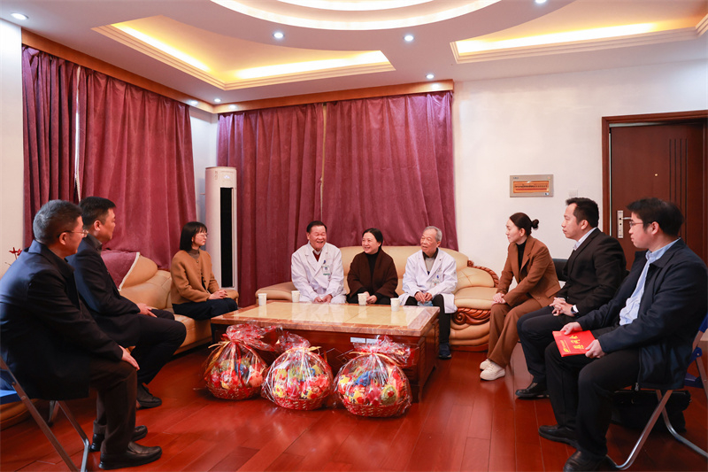 20250121姚春校长到一附院慰问国医大师黄瑾明教授、全国名中医黄鼎坚教授及在职青年教师代表张春霞_副本