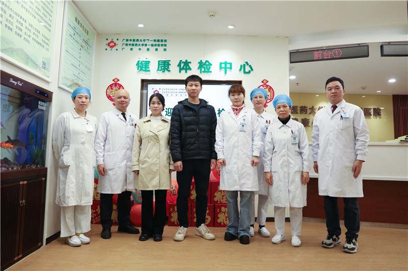 医院为驻村第一书记进行健康体检