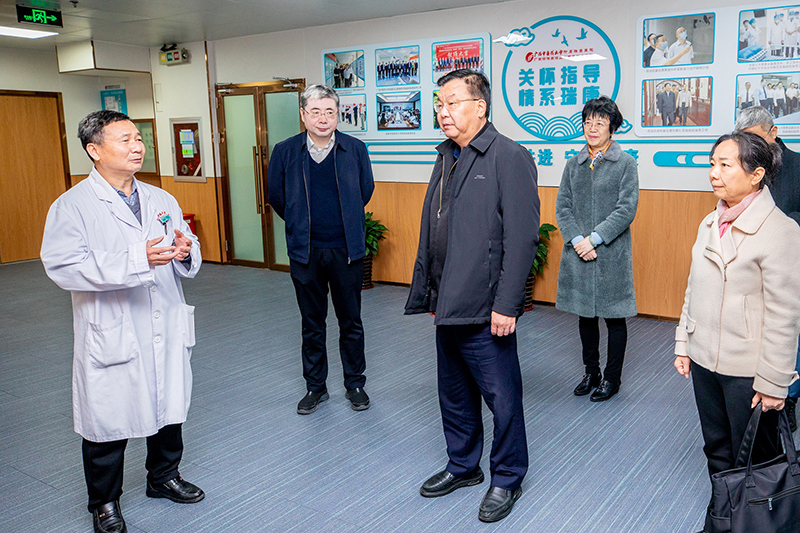 1调研组在射波刀治疗中心调研.jpg