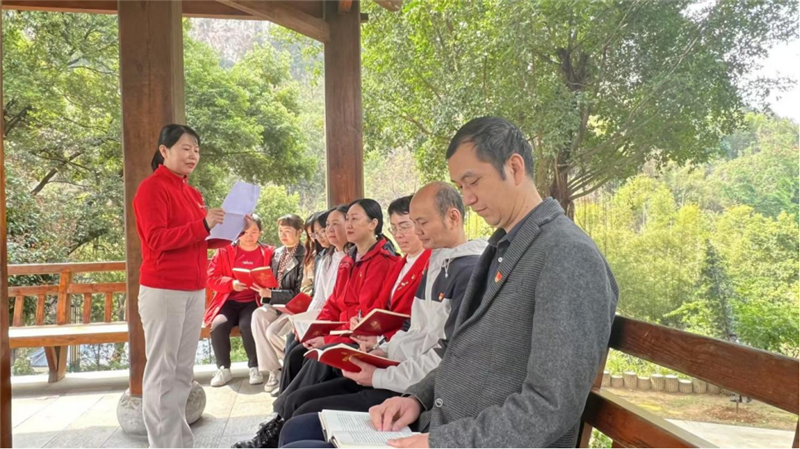 支部书记带领学习韦拔群生平事迹