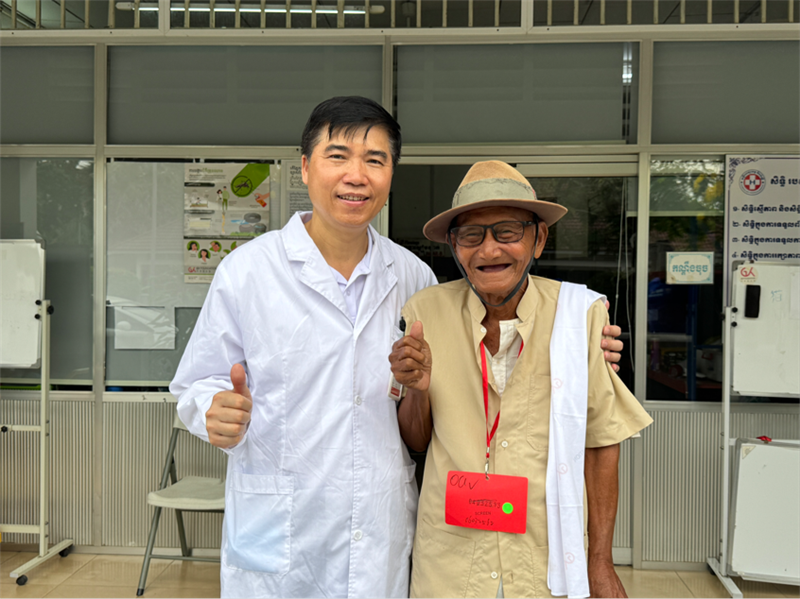 医疗队队长黎海平和彭弟合影