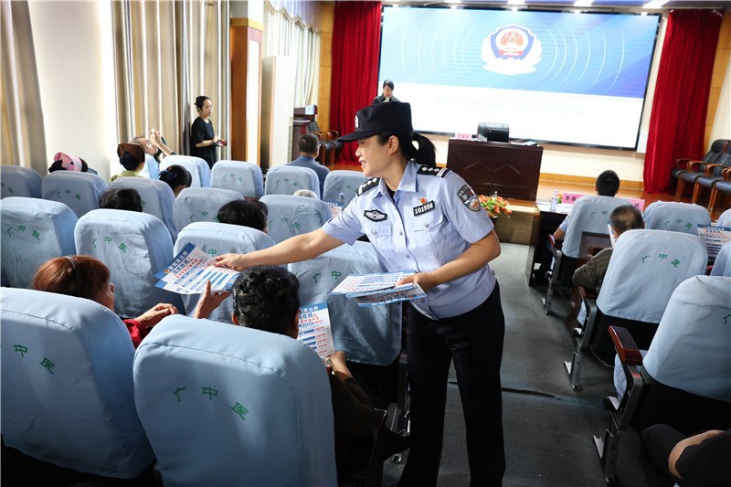 发放反诈宣传单
