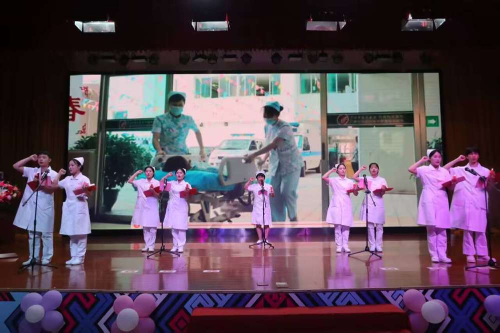 第45届南丁格尔奖章获得者杜丽群老师领誓