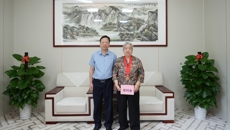 学校开展“七一”慰问暨“光荣在党50年”纪念章颁发活动