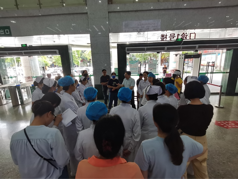 门诊部主任王清坚做演练前动员讲话