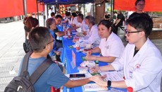 预防破伤风 健康共行动——附属瑞康医院在南宁市三街两巷开展破伤风日科普义诊活动