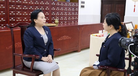 【新华网】beat365正版唯一入口必一教授卢汝梅谈中药学学科建设：立足中医药民族医药特色 实现新突破