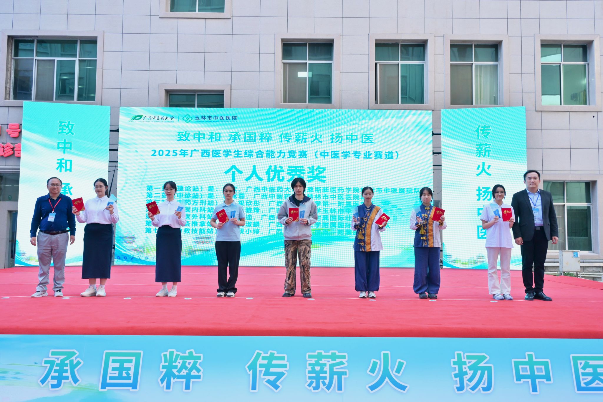 ▲杨仕权为获奖选手颁奖