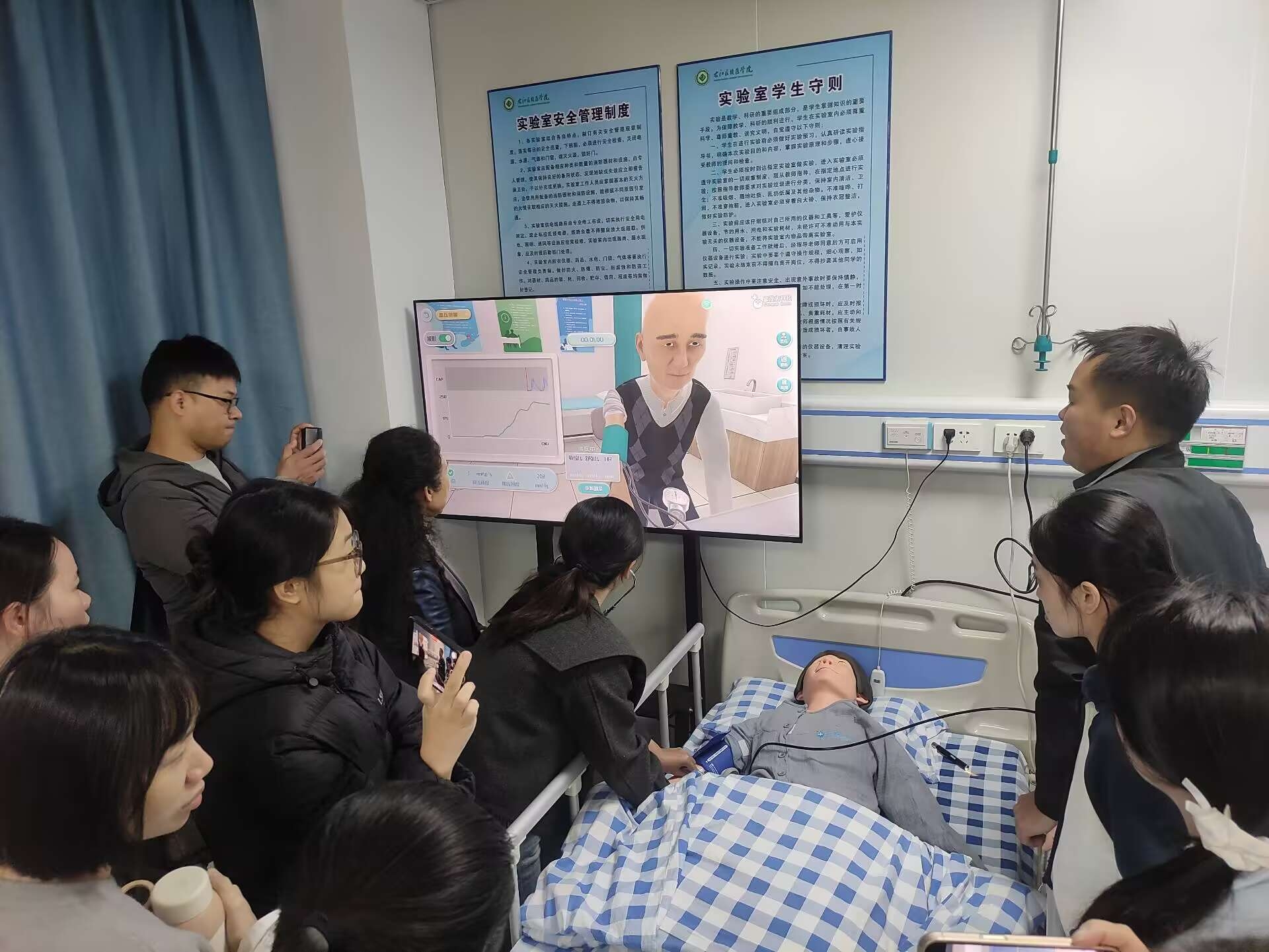 ▲师生们观摩特色教学场景