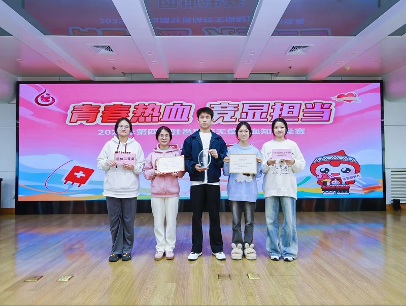 ▲选手上台领奖