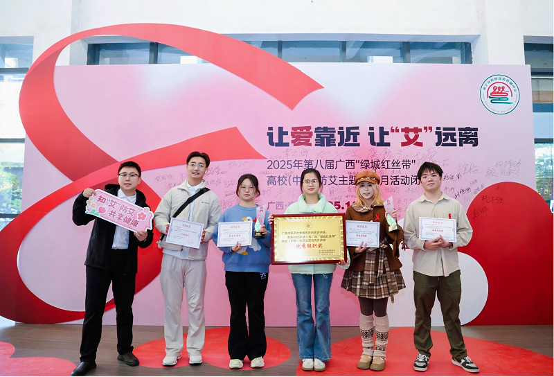 师生在活动现场合影