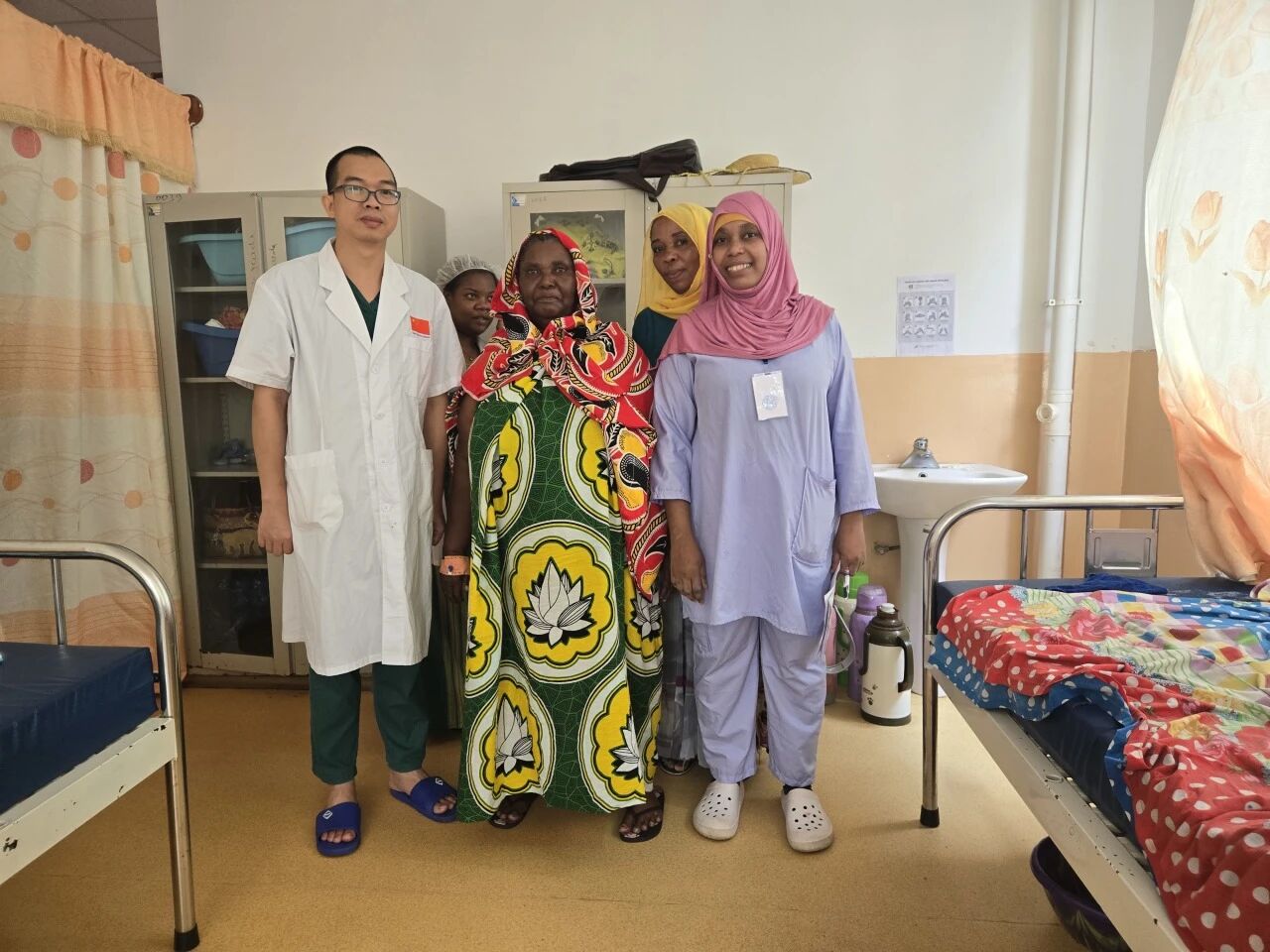 ▲黎欧阳、Saenfati（右一）与病友合影
