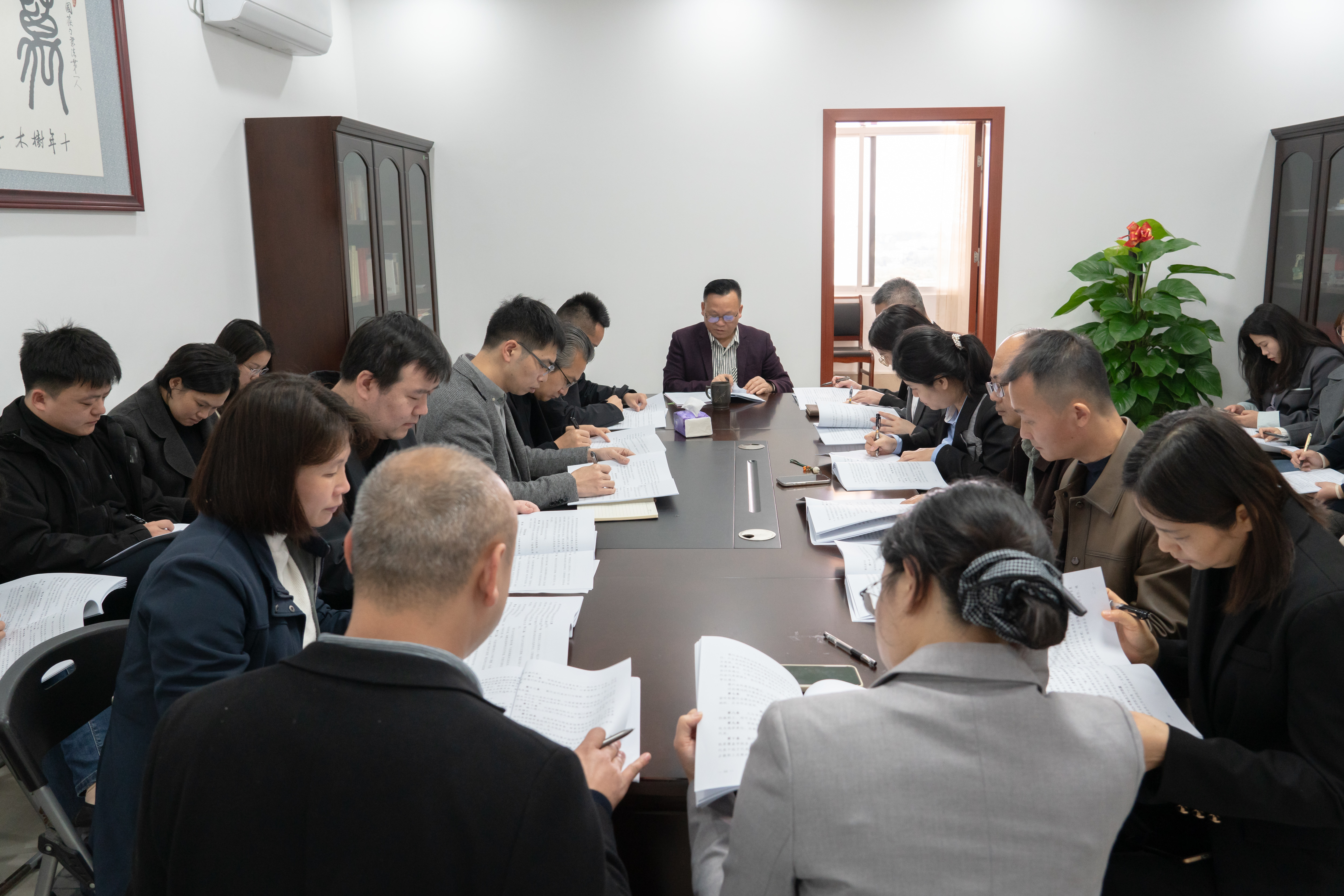 ▲代表团审议各项报告 ▲代表团审议各项报告