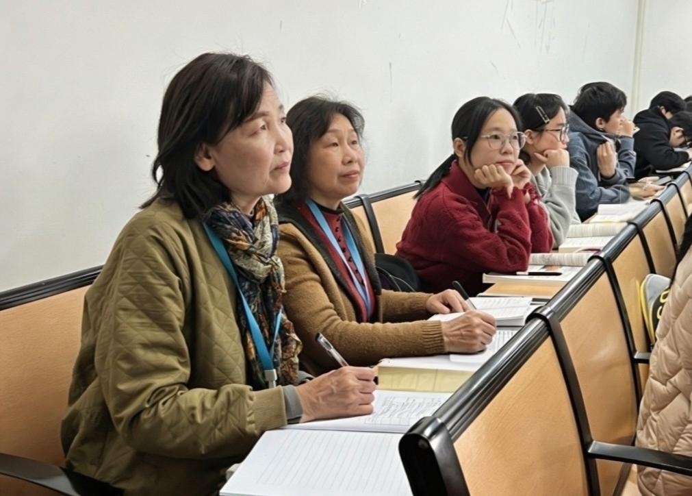 ▲  刘燕平、何梅燕在听课