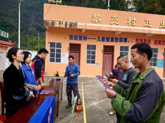 支部党员为村民提供法律咨询并发放普法手册