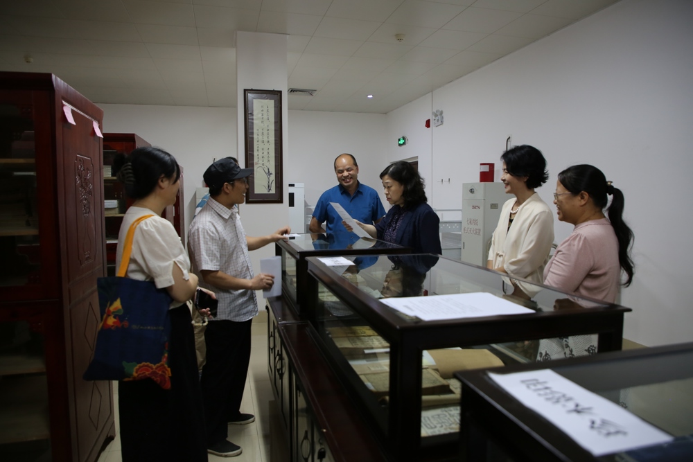 广西壮族自治区图书馆馆长秦小燕参观beat365官网图书馆古籍书库