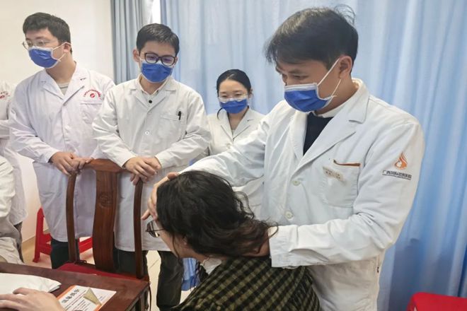 夏天书记为病人看诊