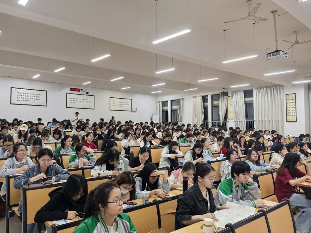 同学们认真听讲