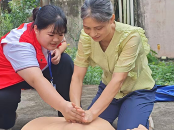 情暖重阳送健康，爱心义诊进社区｜beat365官网大学生红十字会开展重阳节义诊活动