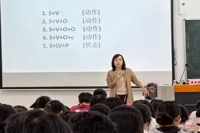 老师正在讲解五大基础语法