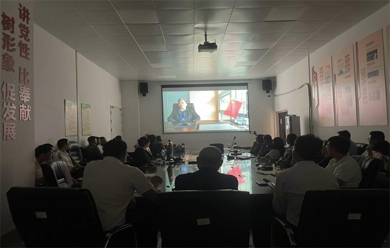 全体教师观看纪念视频