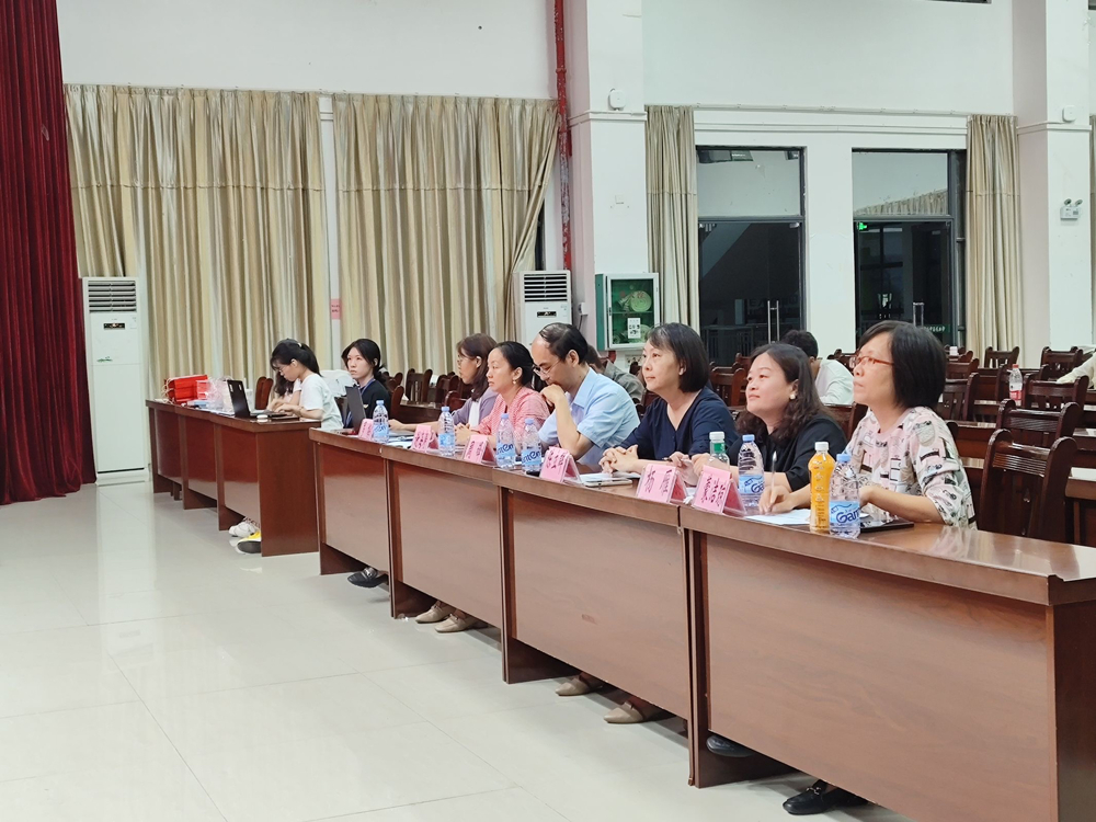 老师们认真打分