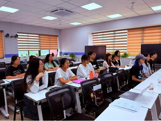 24级全体学生认真倾听学长学姐的实习经验分享