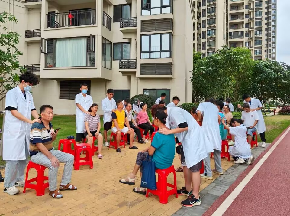 同学们在给社区居民们进行手法放松