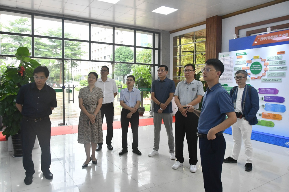 参观学校中医药科学实验中心