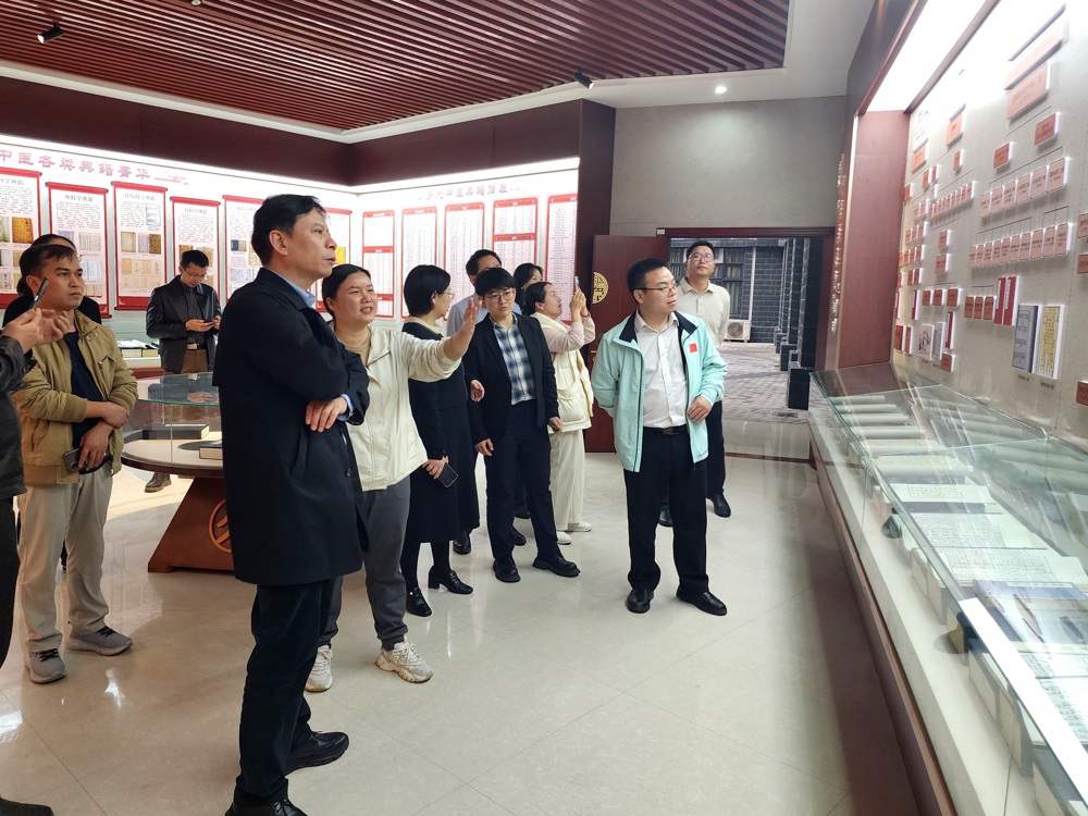 参观教学实验实训中心