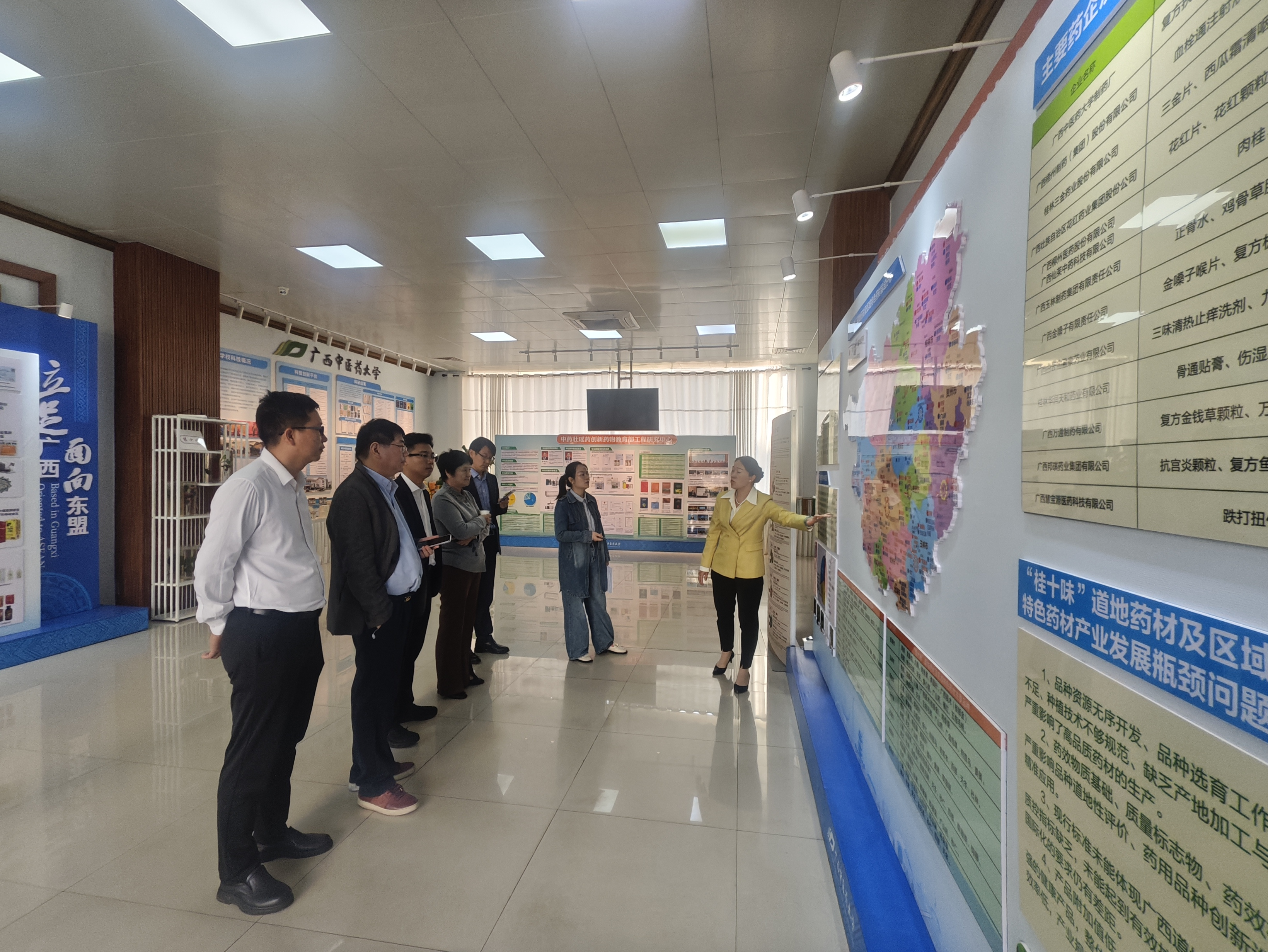 参观中医药壮瑶医药研究院