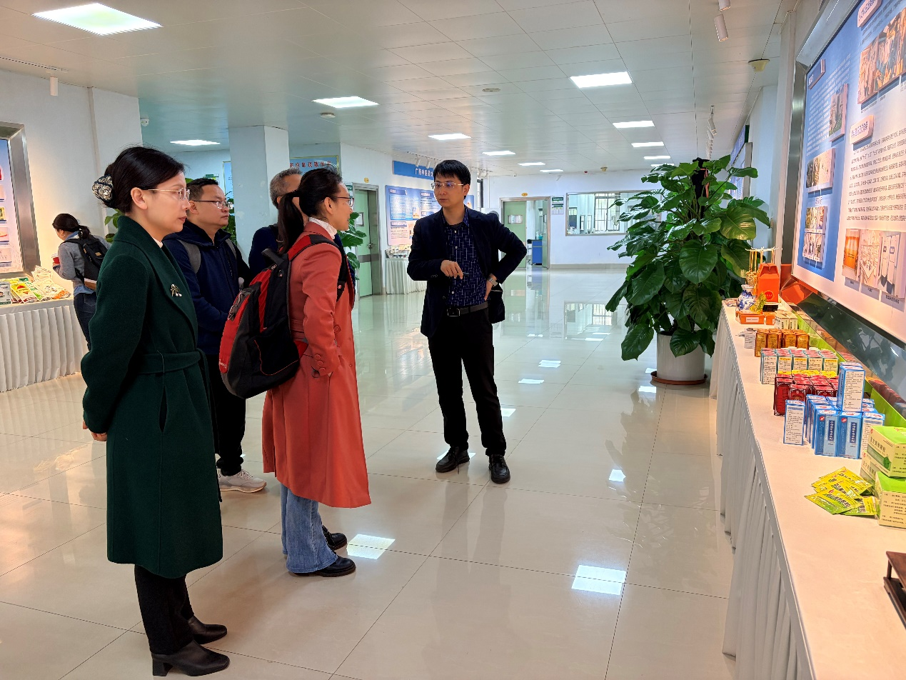 图片2参观中医药壮瑶医药研究院