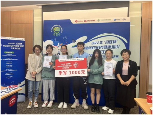 赛后与领队老师合影留念