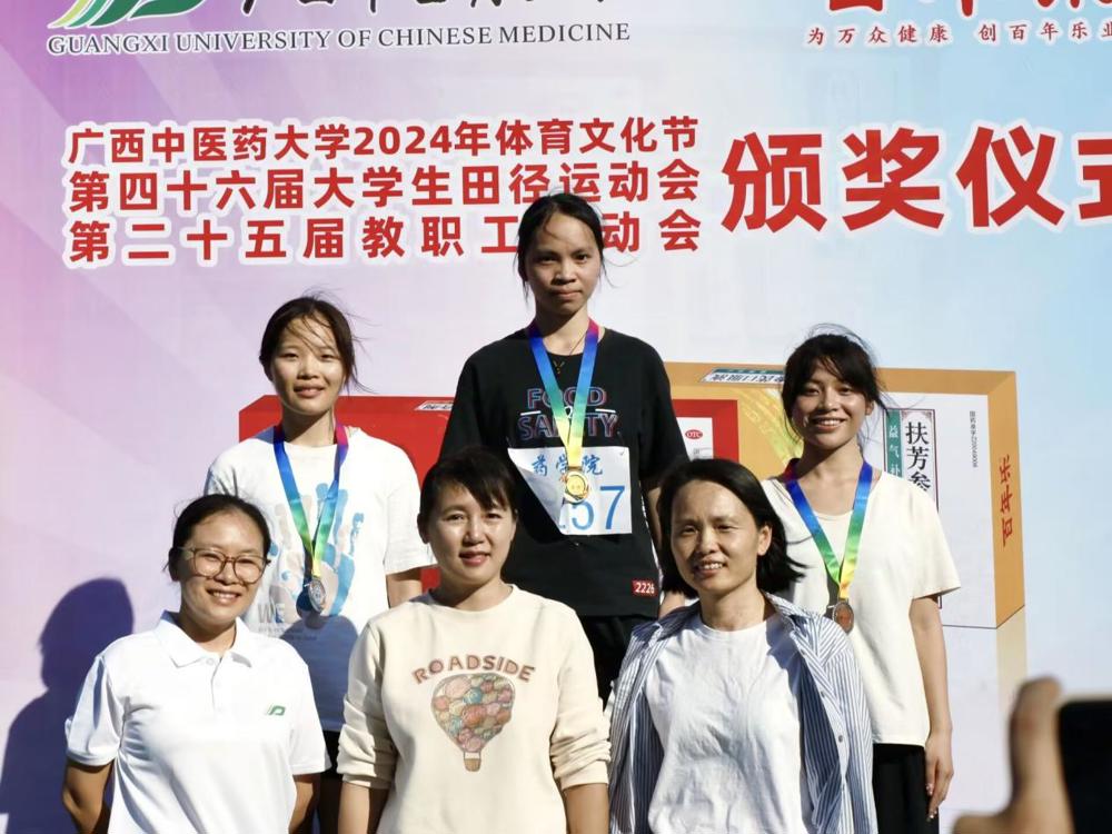 廖海英获得女子800米比赛第一名